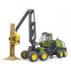 Harwester John Deere 1270G z konarem drzewa