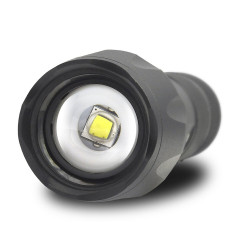 Latarka ręczna diodowa LED 600 lumenów FL600 dioda CREE XM-L2
