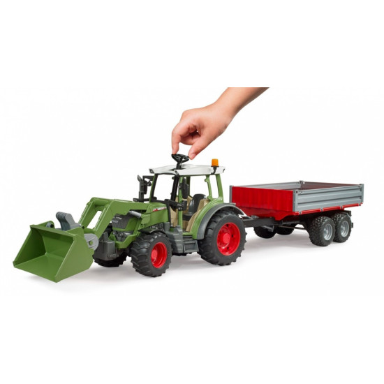 Ciągnik Fendt Vario 211 z ładowaczem czołowym i wywrotką
