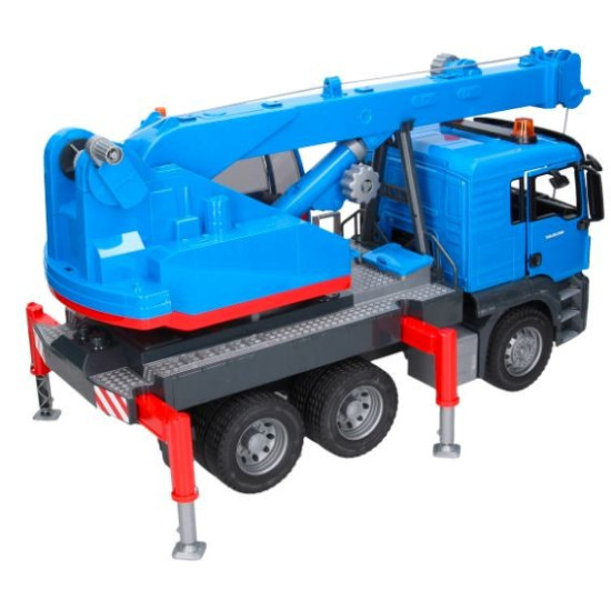 Ciężarówka MAN TGS z dźwigiem niebieska