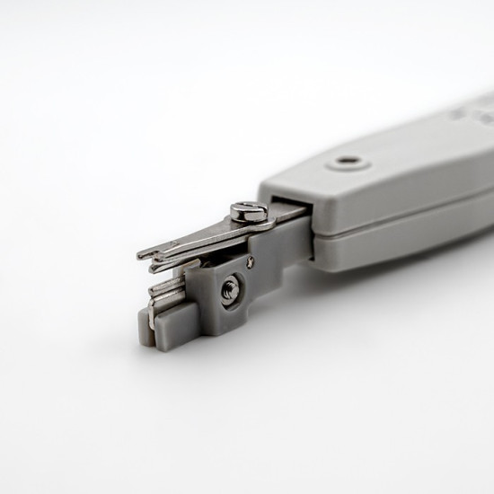 Uderzeniowy zaciskacz do złącz i cięcia kabli sieciowych 