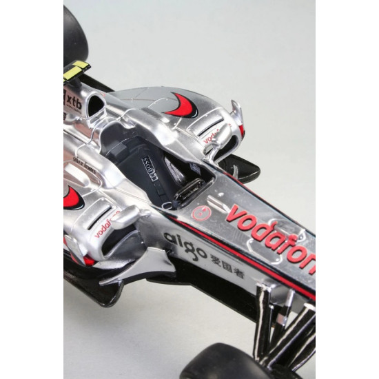 Model plastikowy Mclaren Mercedes MP4-25 L. Hamilton 